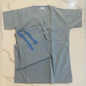 Gray women’s scrubs, x-small